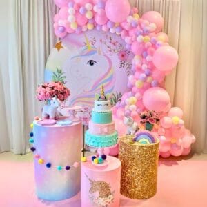 Decoración Fiesta Unicornio Mágico, mesas cilíndricas, globos – Alquiler y Montaje Profesional a domicilio