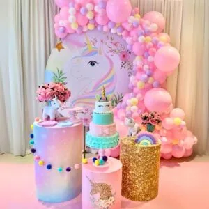 Decoración Fiesta Unicornio Mágico, mesas cilíndricas, globos – Alquiler y Montaje Profesional a domicilio