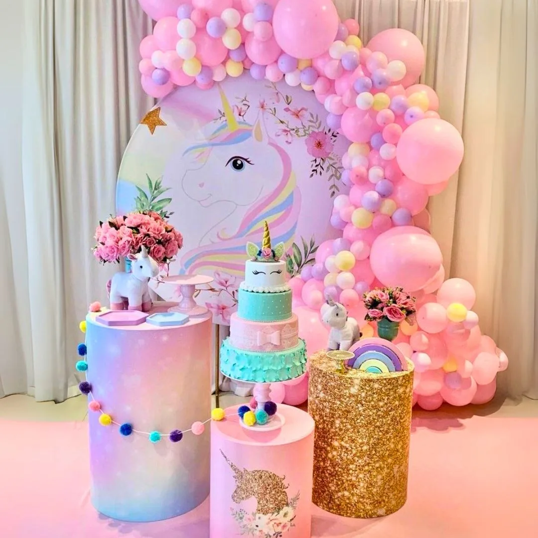 Decoración Fiesta Unicornio Mágico, mesas cilíndricas, globos – Alquiler y Montaje Profesional a domicilio