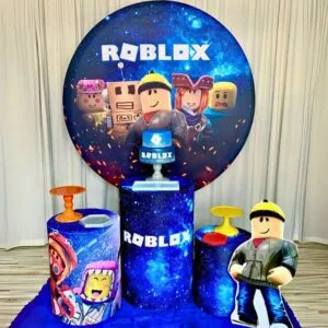 Decoración para Fiesta de Roblox con panel circular impreso, banner y cilindros – Alquiler y Montaje Profesional a domicilio