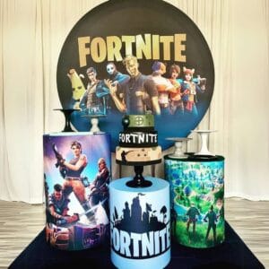 Decoración para Fiesta de Fortnite con panel impreso, mesas temáticas y globos – Alquiler y Montaje Profesional en Lima