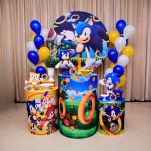 Decoración para Fiesta de Sonic con panel circular impreso, globos y pedestales – Alquiler y Montaje Profesional a domicilio